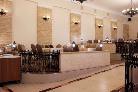 Фитнес-клуб и кафе на территории