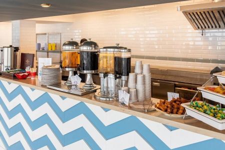 Фитнес-клуб и кафе на территории