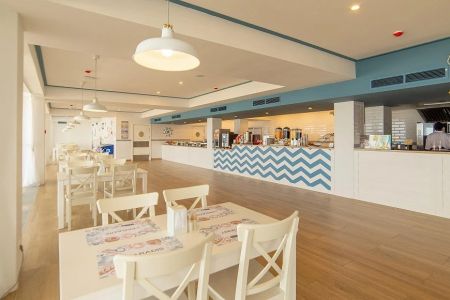 Фитнес-клуб и кафе на территории