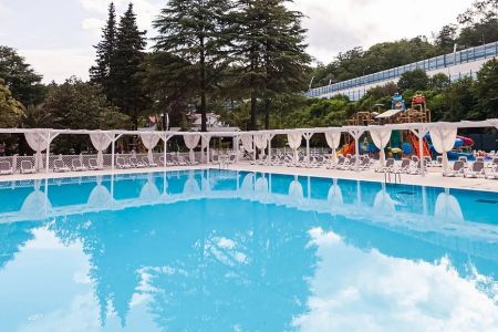 Фитнес-клуб и кафе на территории