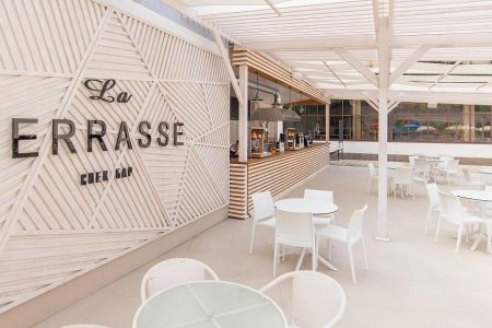 Фитнес-клуб и кафе на территории