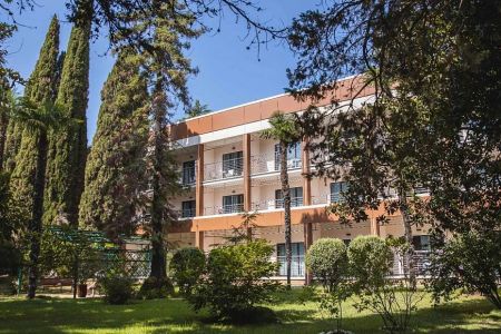 Фитнес-клуб и кафе на территории