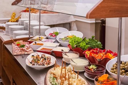 Фитнес-клуб и кафе на территории