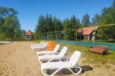 Пляж с лежаками