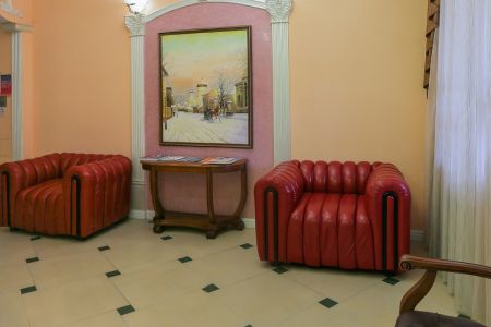 Общий вид на здание гостиницы с ул. Горького