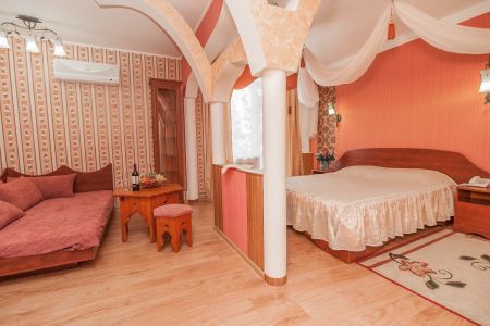 Общий вид на здание гостиницы с ул. Горького