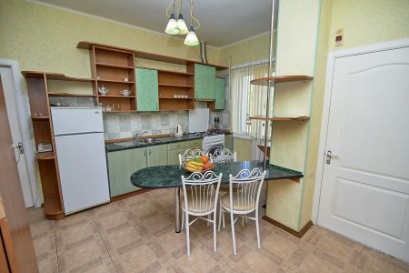 Общий вид на здание гостиницы с ул. Горького