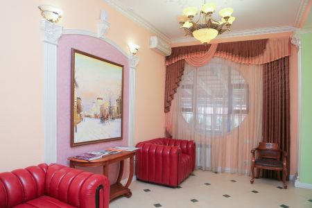 Общий вид на здание гостиницы с ул. Горького