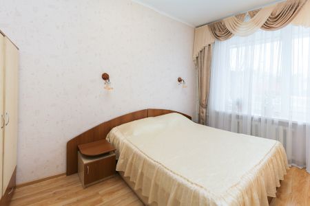 Общий вид на здание гостиницы с ул. Горького