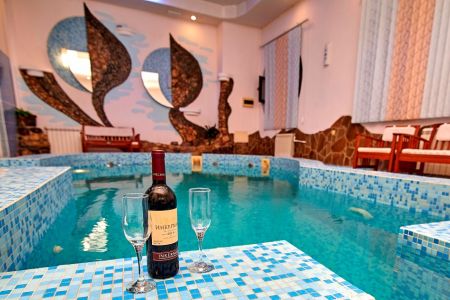 Общий вид на здание гостиницы с ул. Горького