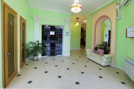 Общий вид на здание гостиницы с ул. Горького