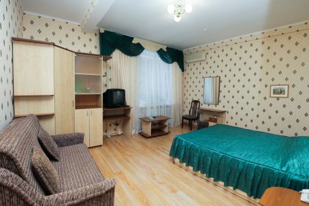 Общий вид на здание гостиницы с ул. Горького