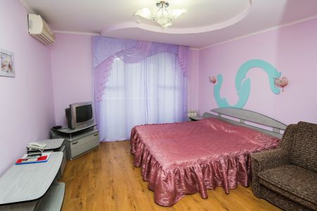 Общий вид на здание гостиницы с ул. Горького