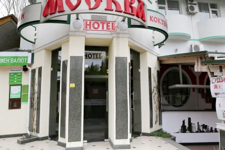 Общий вид на здание гостиницы с ул. Горького