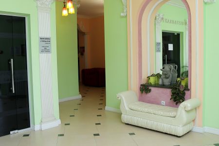 Общий вид на здание гостиницы с ул. Горького