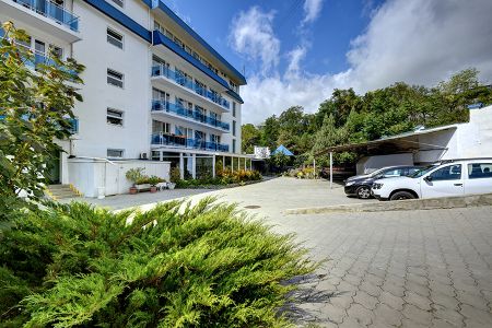 Сурож фасад с остановкой