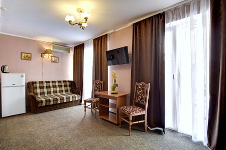 Сурож фасад с остановкой