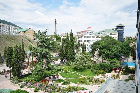 Сурож фасад с остановкой