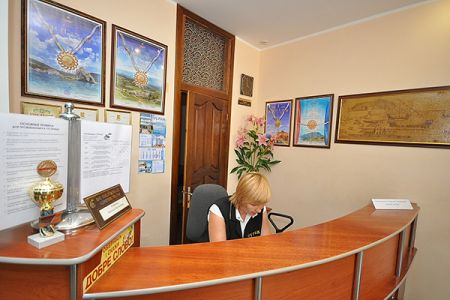 Сурож фасад с остановкой