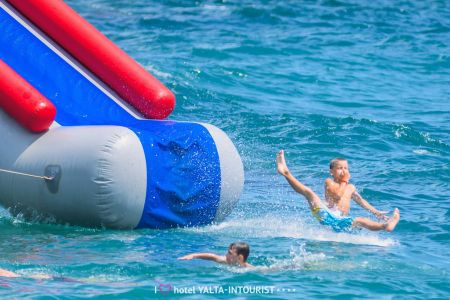 34. Пляж. Водные аттракционы-min