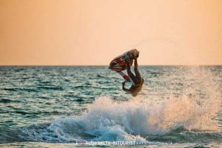 34. Пляж. Водные аттракционы-min