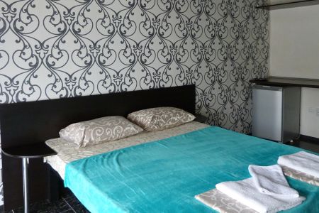 Вид с дороги на корпус