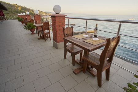 Вид с дороги на корпус