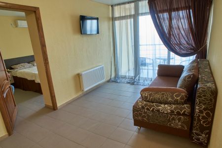 Вид с дороги на корпус