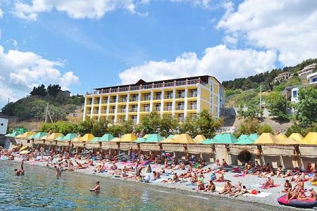 Вид с дороги на корпус