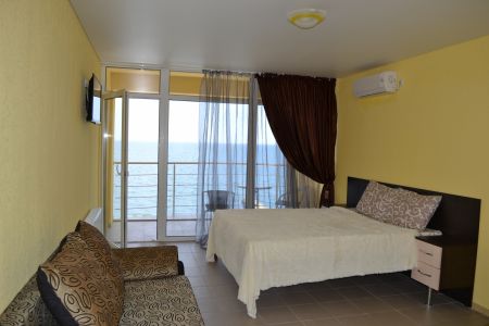 Вид с дороги на корпус