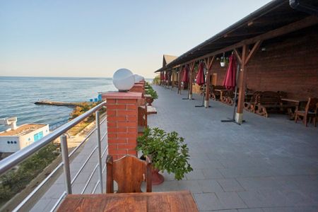 Вид с дороги на корпус