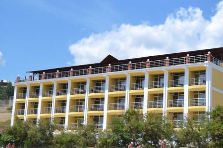 Вид с дороги на корпус