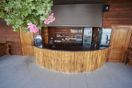 Вид с дороги на корпус