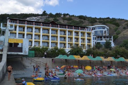 Вид с дороги на корпус