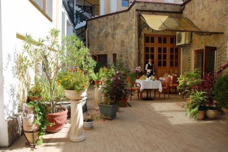 Фасад с внутреннего двора