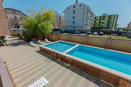 Фасадная часть отеля  Плаза ( вид 2) 