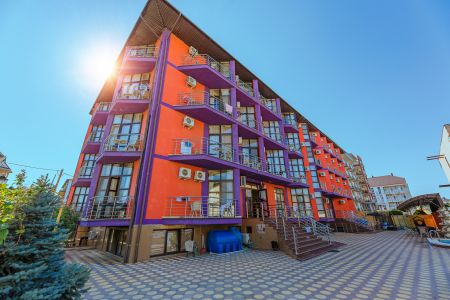 Фасадная часть отеля  Плаза ( вид 2) 