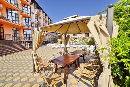 Фасадная часть отеля  Плаза ( вид 2) 