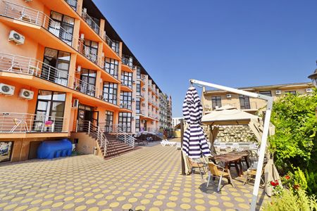 Фасадная часть отеля  Плаза ( вид 2) 