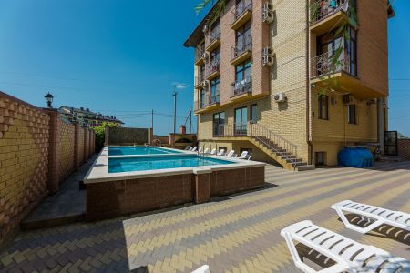 Фасадная часть отеля  Плаза ( вид 2) 