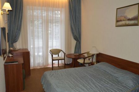 Внешний вид корпуса с внутреннего дворика и бассейн