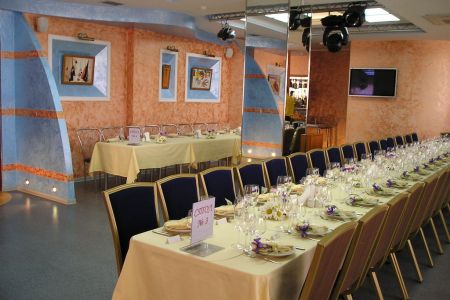 Внешний вид корпуса с внутреннего дворика и бассейн