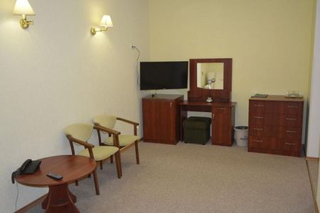 Внешний вид корпуса с внутреннего дворика и бассейн