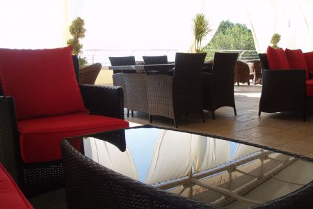 Внешний вид корпуса с внутреннего дворика и бассейн