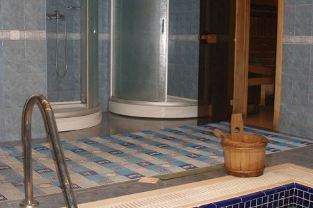 Внешний вид корпуса с внутреннего дворика и бассейн