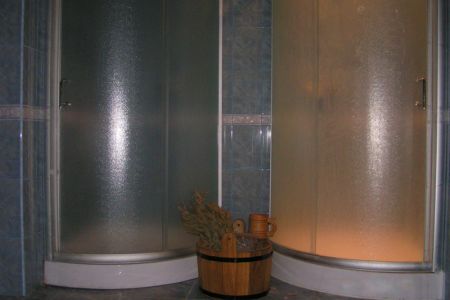 Внешний вид корпуса с внутреннего дворика и бассейн