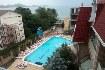 Внешний вид корпуса с внутреннего дворика и бассейн