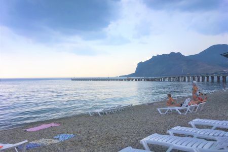 Внешний вид корпуса с внутреннего дворика и бассейн