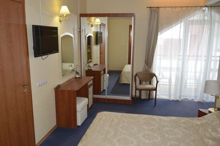 Внешний вид корпуса с внутреннего дворика и бассейн