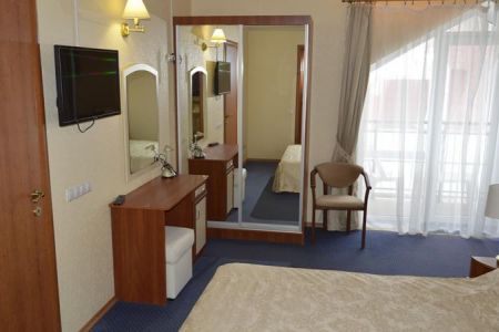 Внешний вид корпуса с внутреннего дворика и бассейн